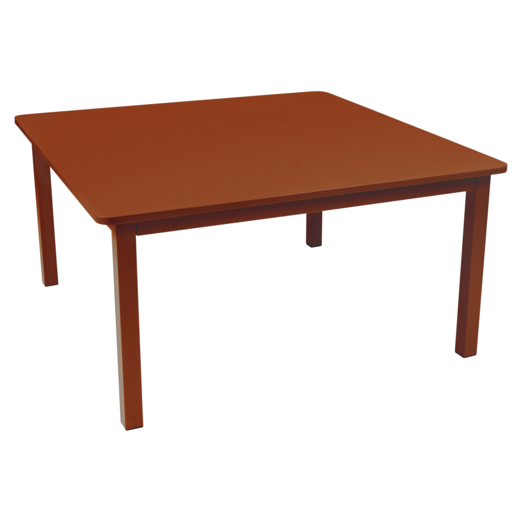 Une table carrée en bois marron à quatre pieds de Table Craft est présentée sous un angle sur un fond blanc.