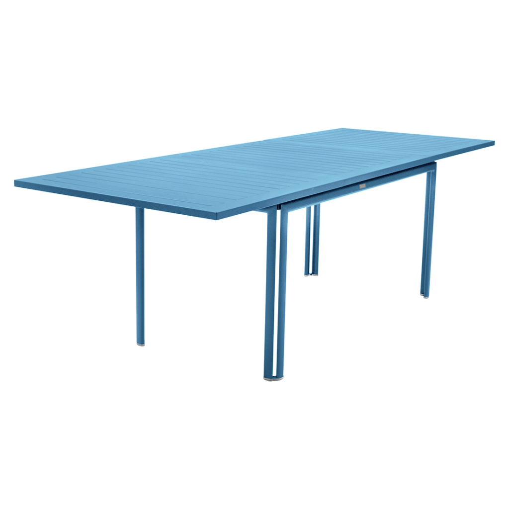 Une table rectangulaire en métal Bleu Maya avec quatre pieds droits, posée sur un fond bleu clair.