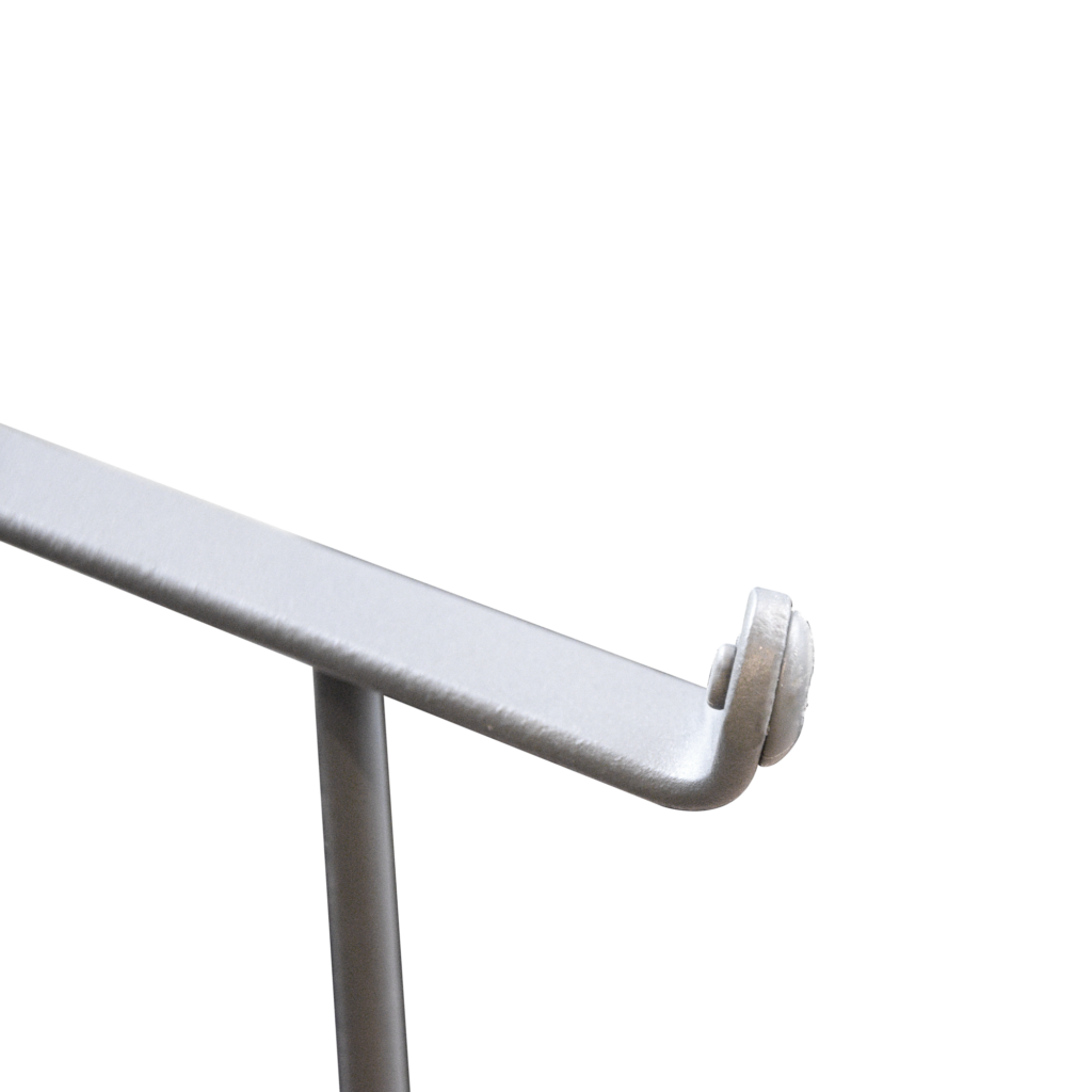 Gros plan d'un crochet en métal argenté à barre plate et extrémité courbée, utilisé avec Bistro - 4 patins tables et chaises, sur fond noir.