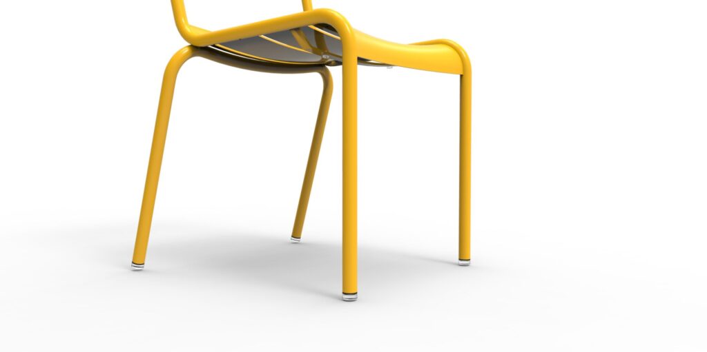 Vue partielle d'une chaise moderne en métal jaune inspirée des chaises Luxembourg, équipée de Lot de 4 patins pour chaises Luxembourg, aux pieds courbés, présentée sur fond blanc.