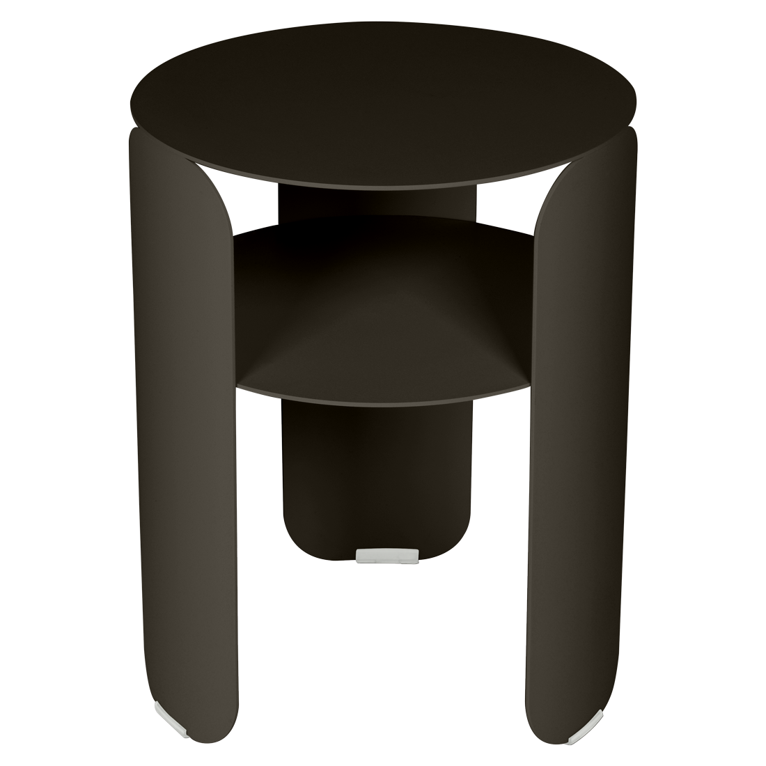 Une table d'appoint ronde Bebop marron foncé avec trois pieds épais et une étagère circulaire inférieure, sur fond violet clair.
