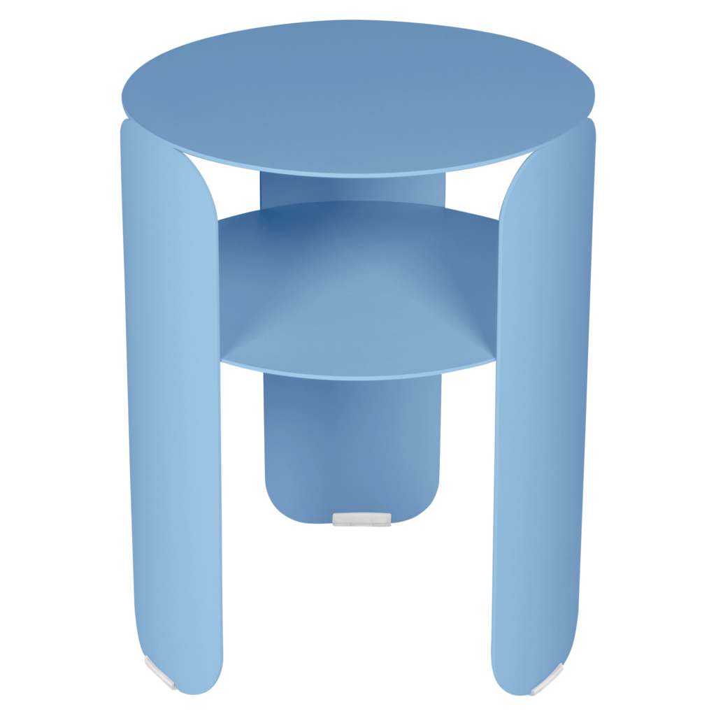 Petite table d'appoint ronde en Bleu Maya avec trois pieds courbés et une étagère inférieure, inspirée du style ludique Bebop.