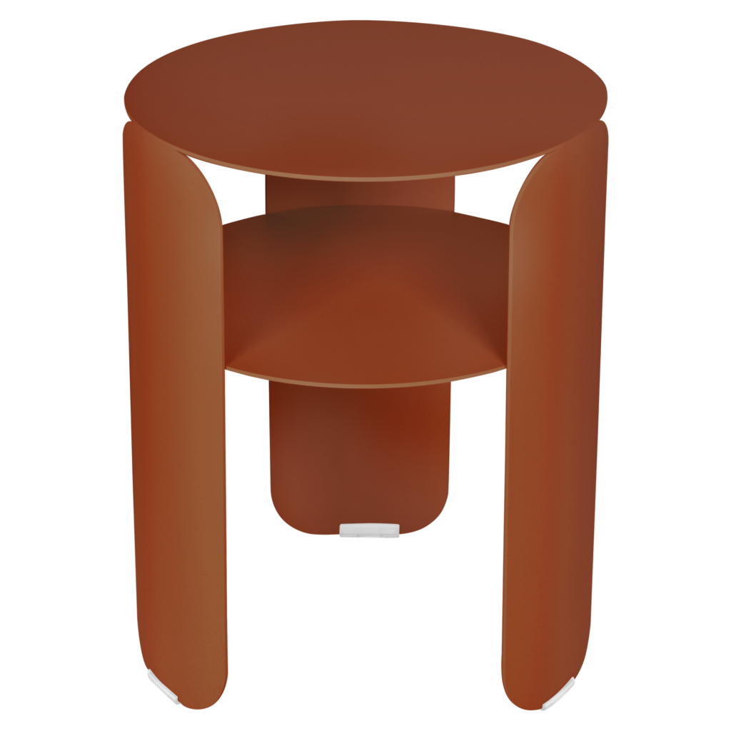 Une table d'appoint Bebop ronde de couleur rouille avec trois pieds courbés et une étagère centrale, parfaite pour accentuer n'importe quel espace moderne.