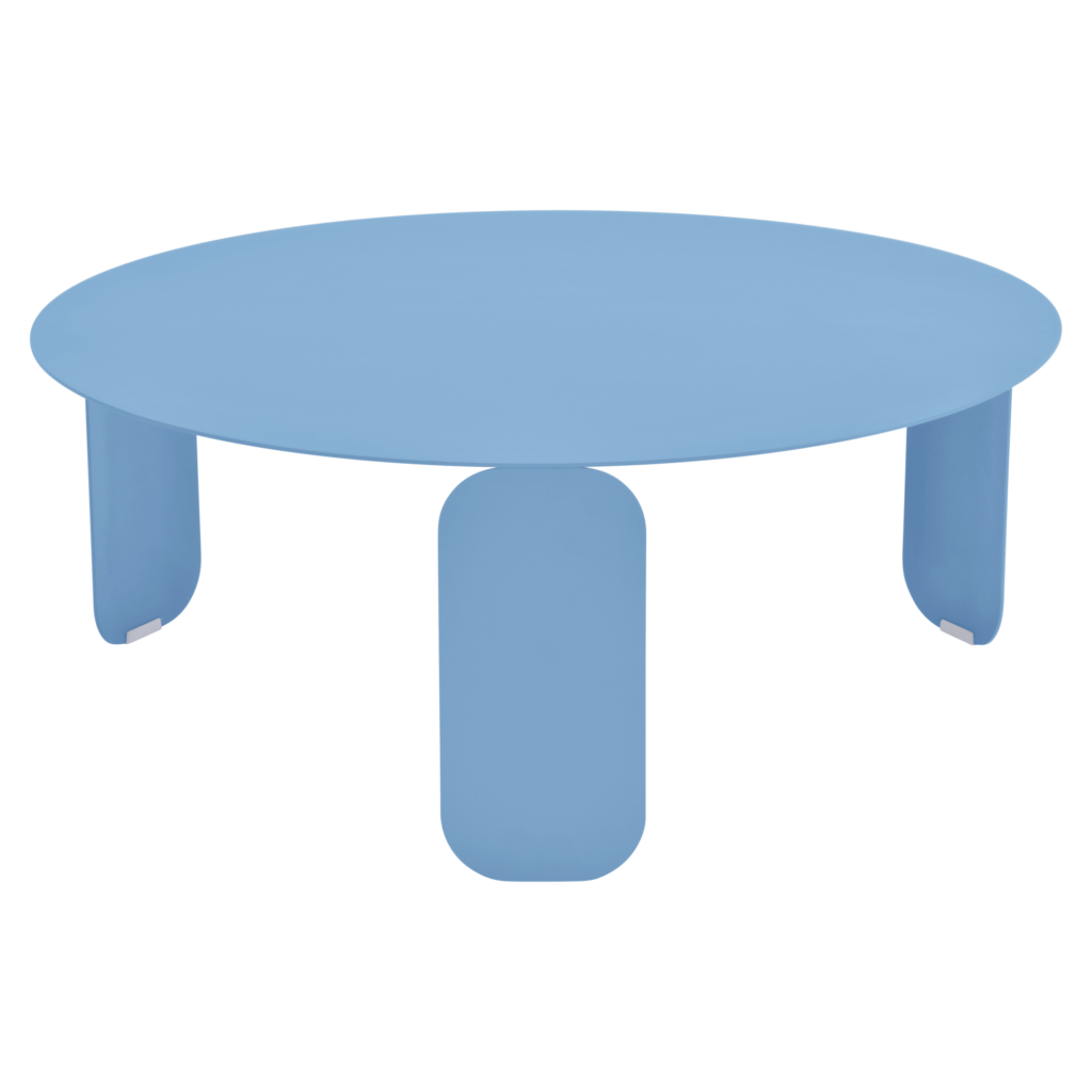 Table basse ronde Bebop en Bleu Maya, dotée de trois pieds larges et plats et d'une surface lisse, sur un fond blanc uni.