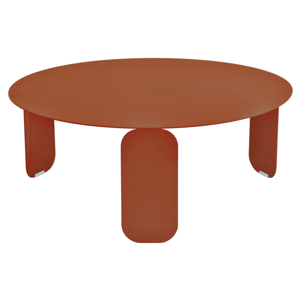 Table basse ronde de couleur rouille de la collection Bebop, dotée de trois pieds larges et courbés et d'un plateau plat en métal.