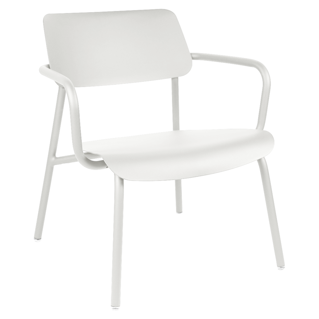 Une chaise moderne en métal blanc, inspirée du design Fauteuil Lounge, avec un dossier incurvé, une assise large et des accoudoirs, photographiée sur un fond blanc uni.