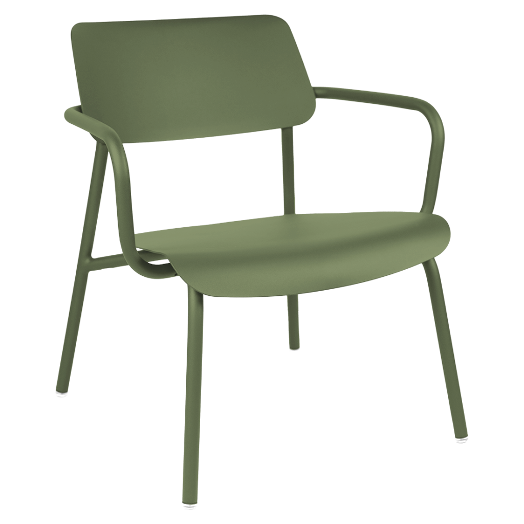 Chaise en métal vert au design minimaliste, le Fauteuil Studie présente un dossier légèrement incliné, une assise incurvée et des accoudoirs inclinés.
