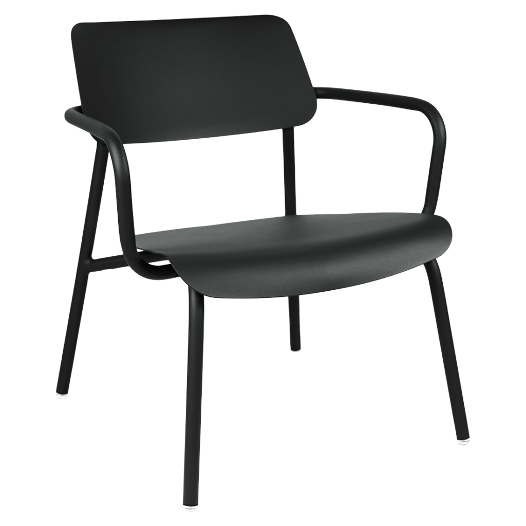 Fauteuil Lounge en métal noir avec une assise large, un dossier incliné, des accoudoirs fins et quatre pieds droits ; design minimaliste et moderne.