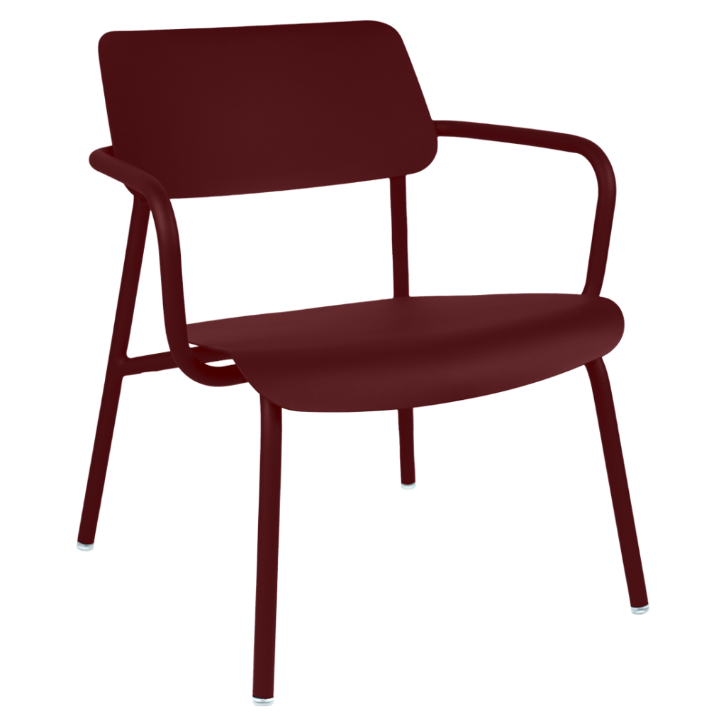 Fauteuil Lounge marron moderne avec accoudoirs et quatre pieds, placé sur un fond rose uni et discret.