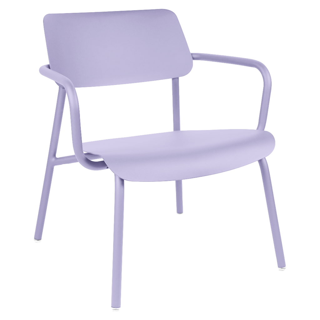 Fauteuil Lounge moderne avec dossier et accoudoirs incurvés, recouvert de violet clair uni, sur fond violet clair assorti.
