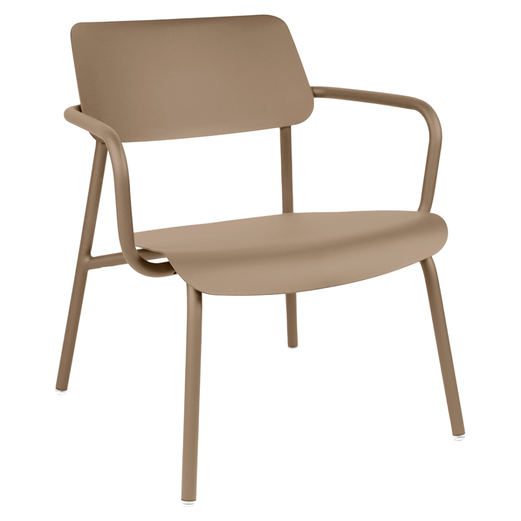 Chaise en métal couleur taupe avec accoudoirs, quatre pieds, une assise incurvée et un dossier légèrement incliné inspiré du design Fauteuil Lounge.