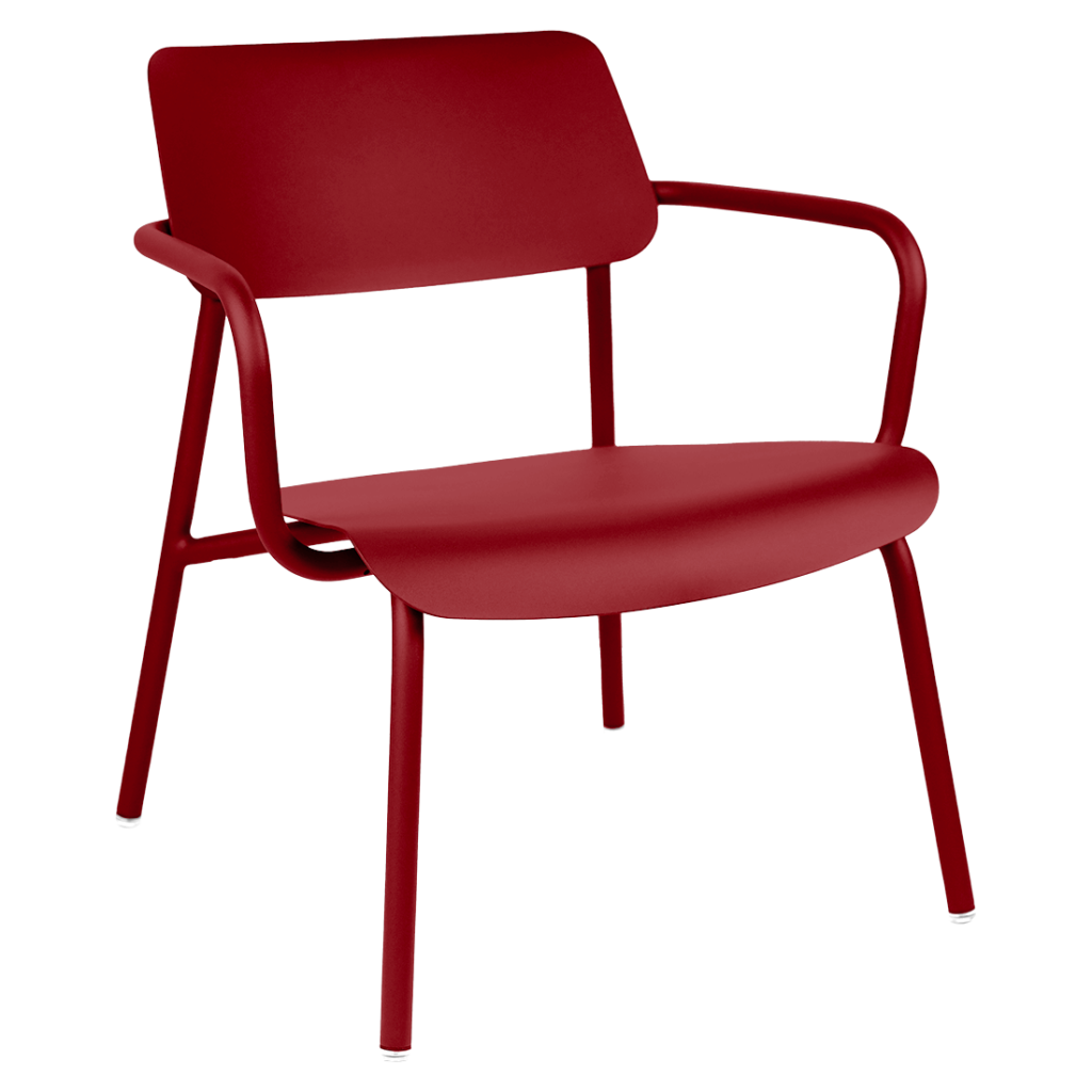 Une chaise moderne en métal rouge inspirée du Fauteuil Lounge, dotée d'un dossier incurvé, d'accoudoirs inclinés et de quatre pieds droits, photographiée sur un fond blanc.