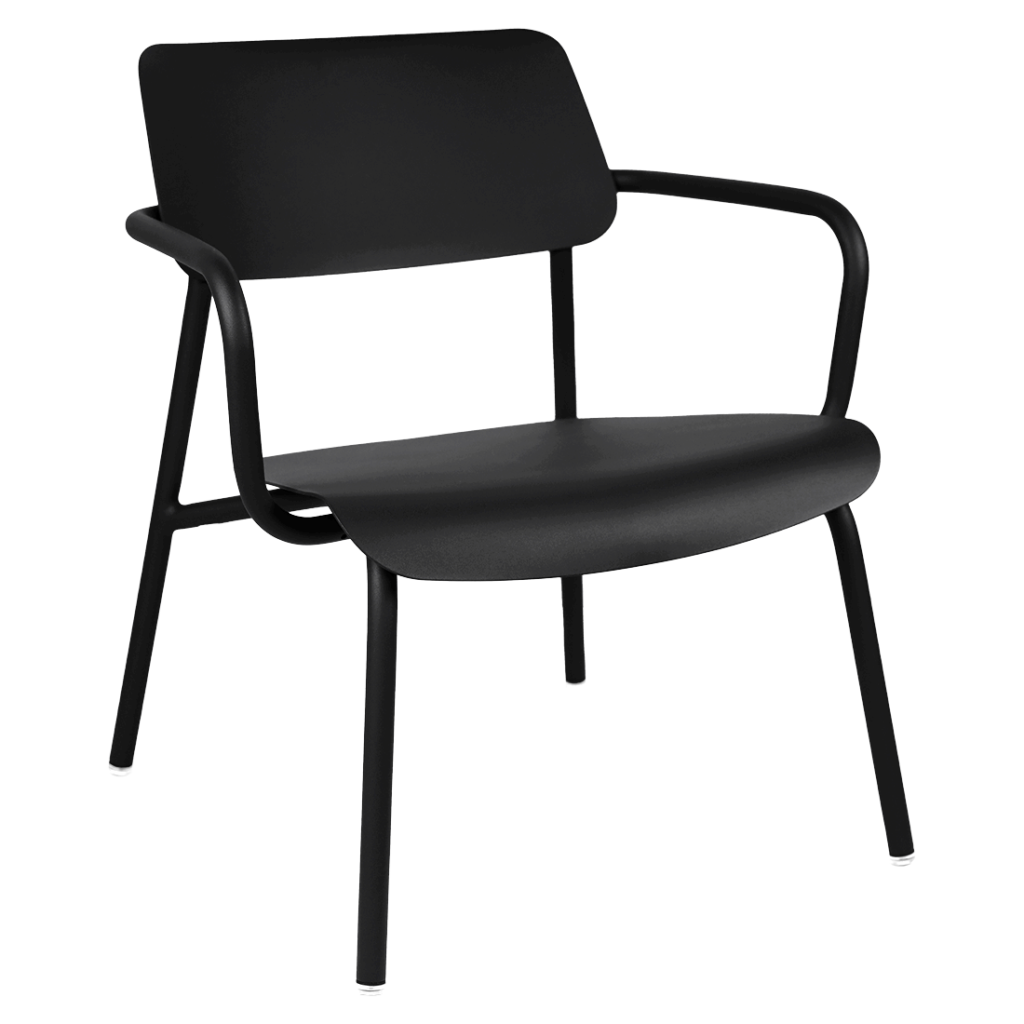 Fauteuil Lounge noir moderne avec un dossier incurvé, une structure en métal et quatre pieds, sur un fond uni.