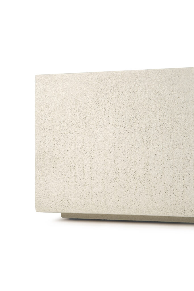 Gros plan sur une étagère Elements - rectangulaire, beige clair et texturée - posée sur un fond blanc uni pour un look minimaliste.