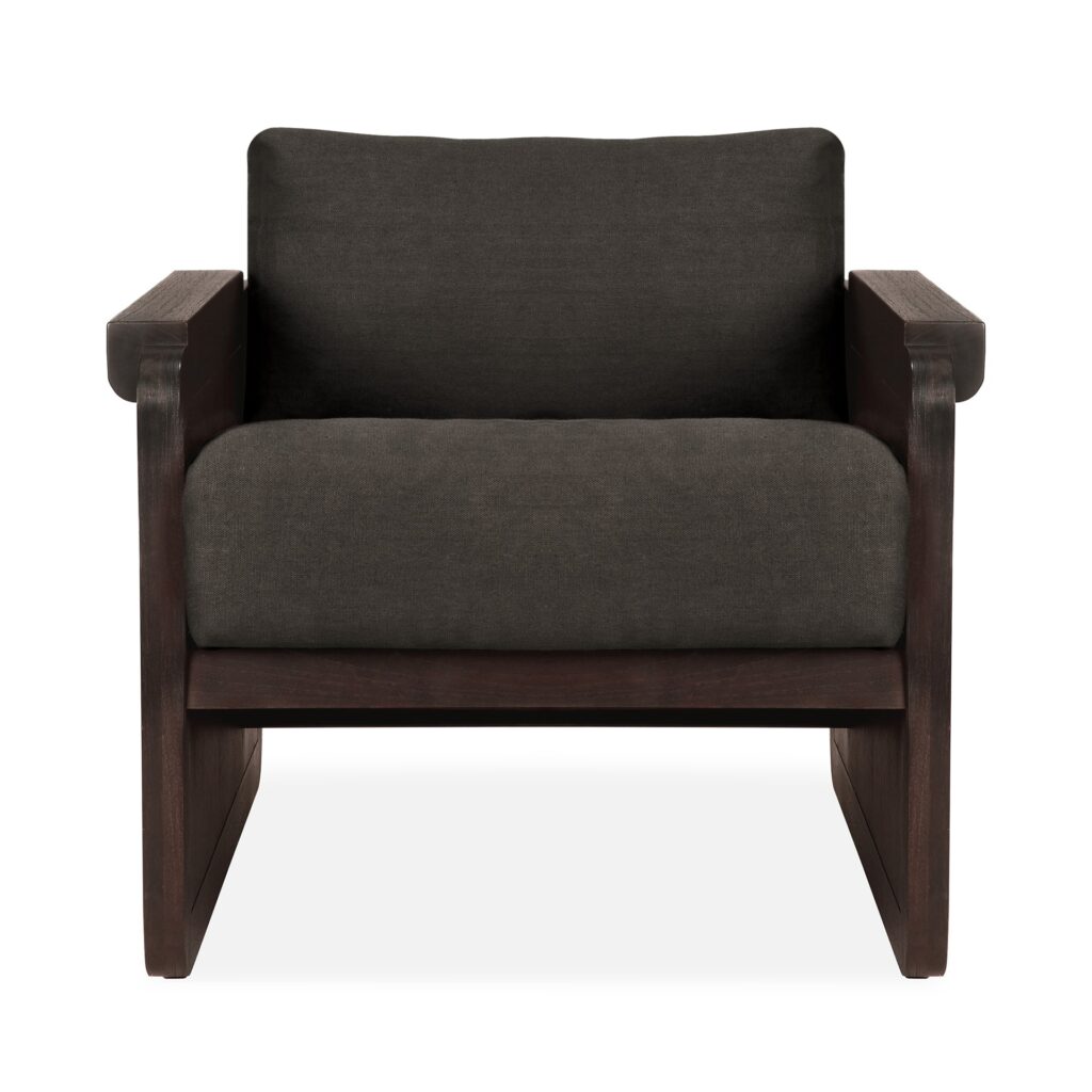 La chaise longue Panel présente un design moderne avec un cadre en bois foncé et des coussins épais gris foncé, présentés de face sur un fond blanc.