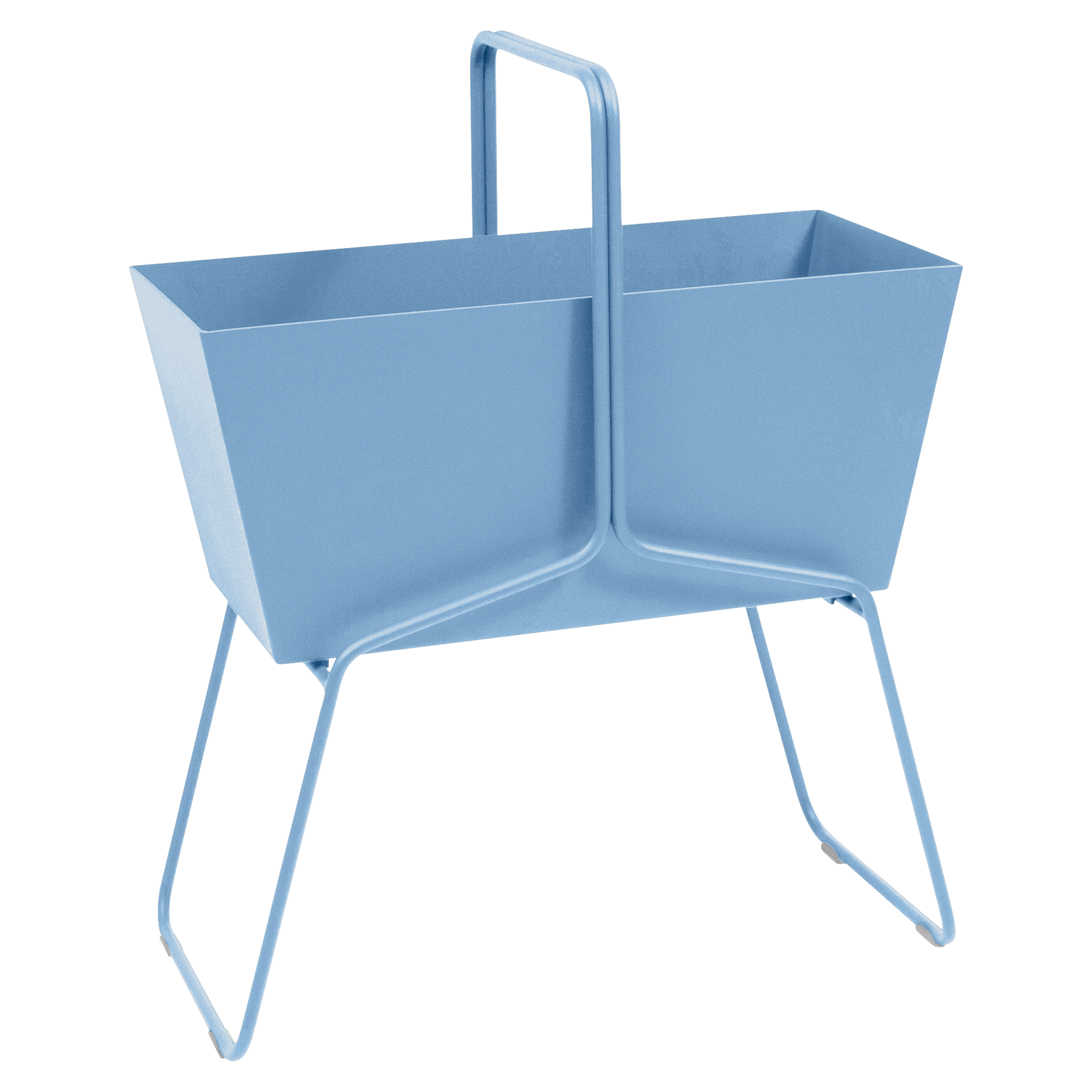 Un porte-revues en métal bleu Basket Bleu Maya avec un compartiment rectangulaire ouvert, une poignée au centre et des pieds inclinés pour le soutien.