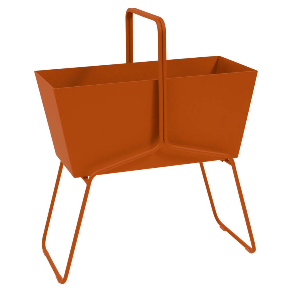 Un panier en métal de couleur rouille avec une poignée centrale et des pieds inclinés, ce panier polyvalent est conçu pour le stockage ou le transport d'articles - parfait comme jardinière haute ou organisateur chic dans n'importe quel espace.