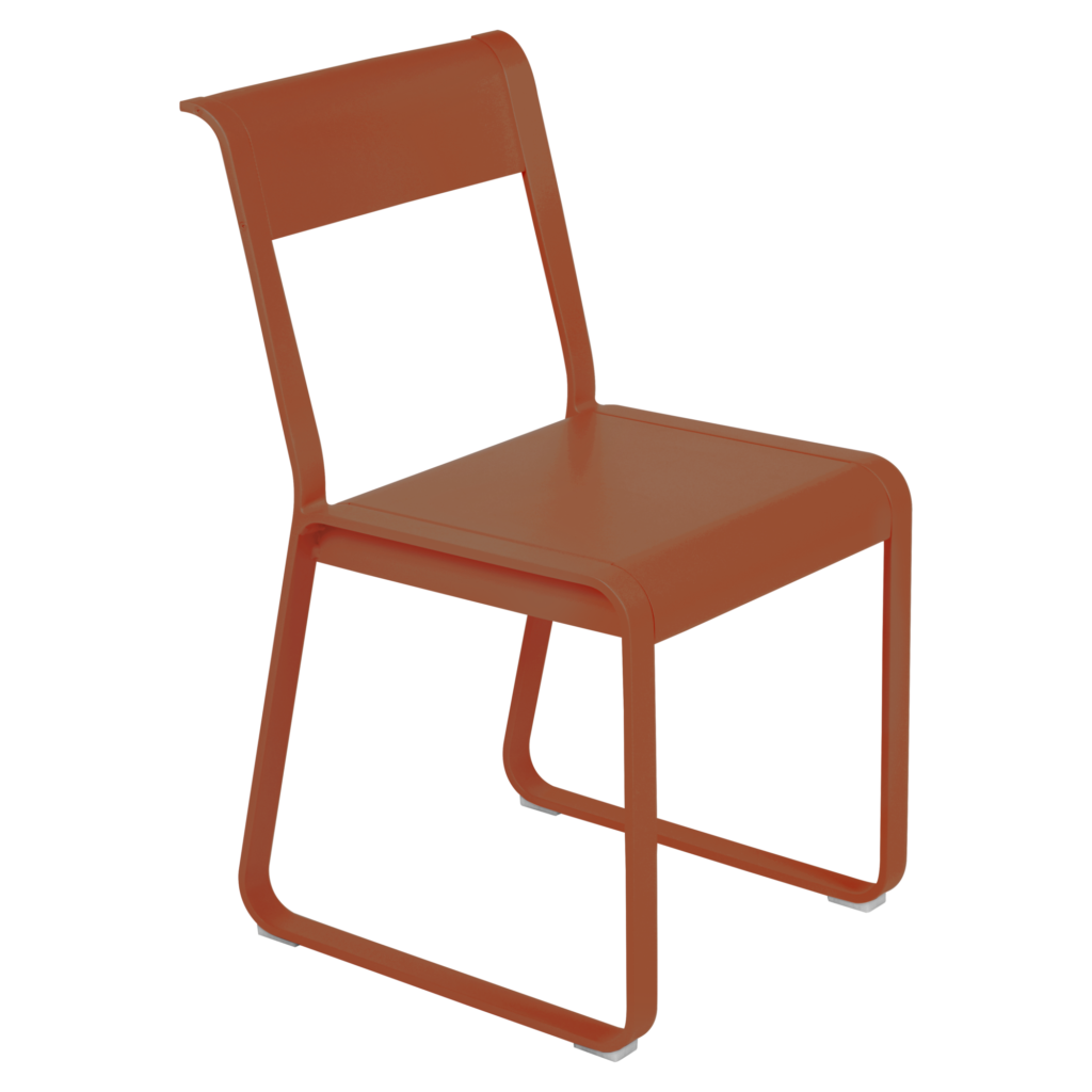 Une chaise moderne en métal orange Chaise V2 Bellevie avec une assise incurvée, un dossier et des pieds de style traîneau, présentée sur un fond blanc.