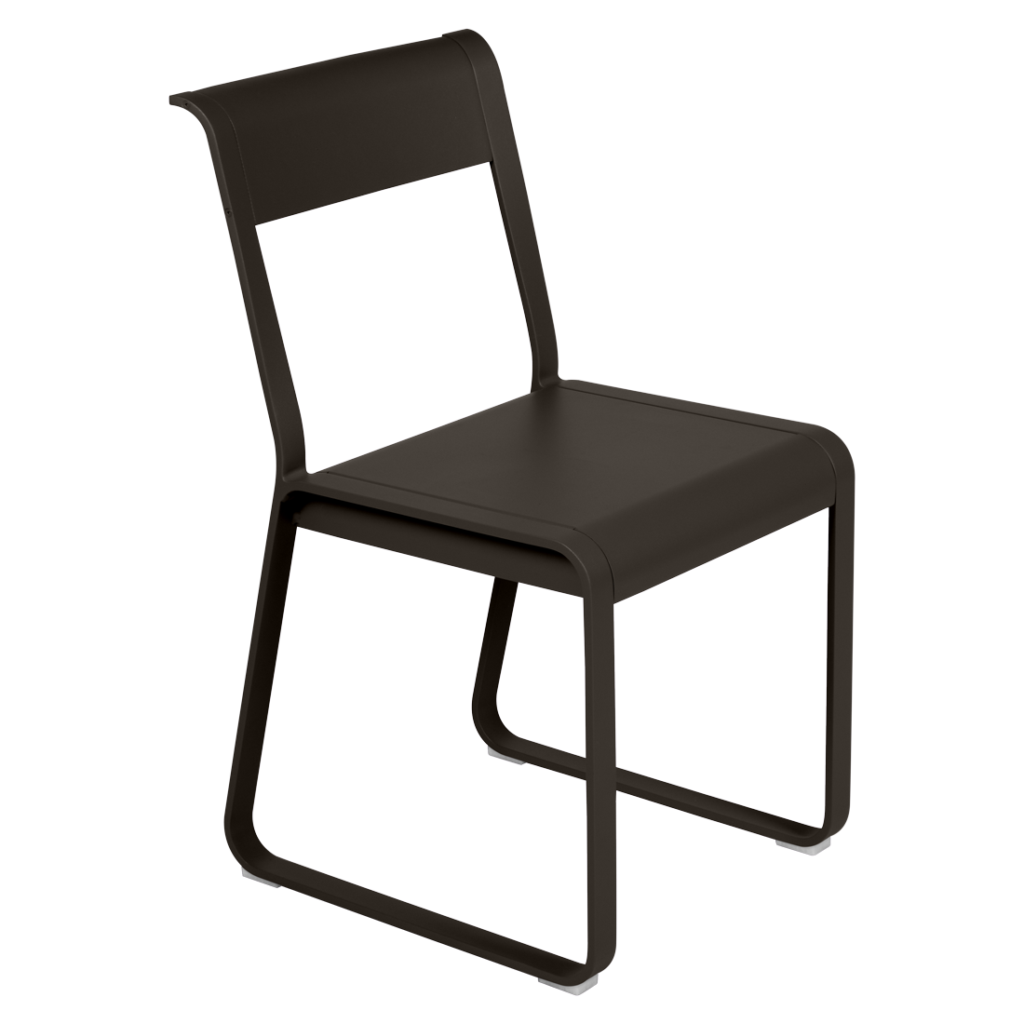 Une chaise Bellevie noire moderne avec un design de cadre minimaliste, dotée d'une assise et d'un dossier solides, sur un fond violet clair avec des notes d'Orange Confite.