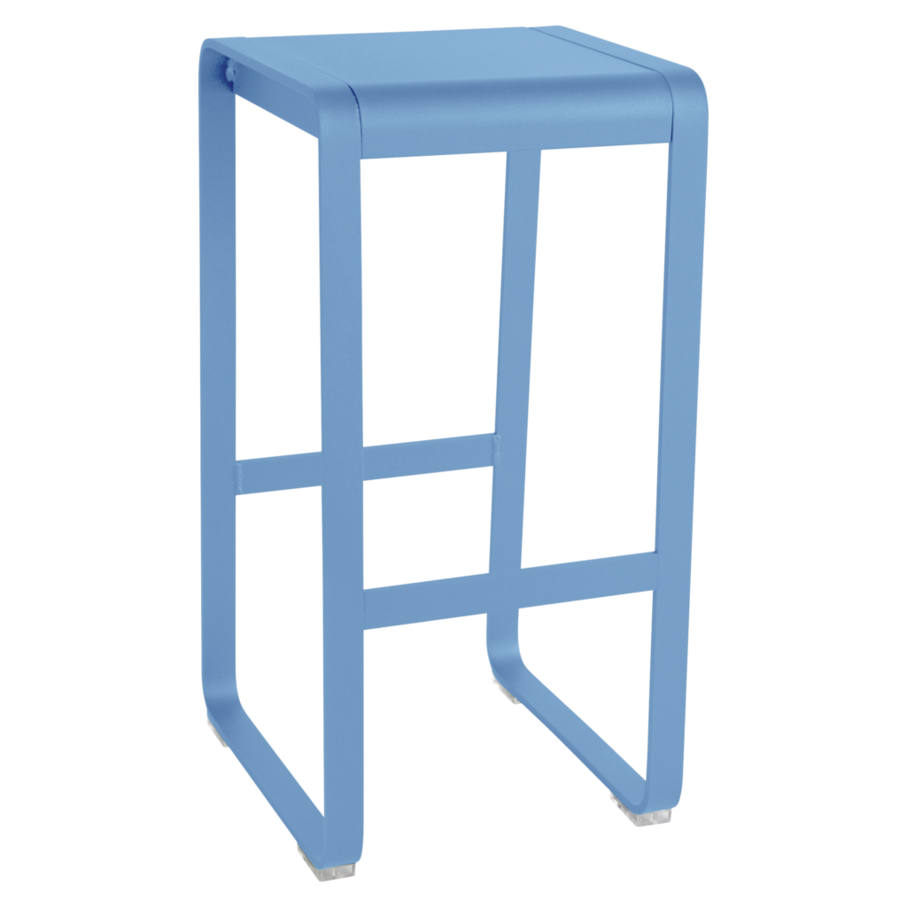 Le tabouret de bar Bellevie en Bleu Maya est doté d'une structure en métal bleu clair, d'un siège carré, de pieds à cadre ouvert et d'un repose-pieds pratique.