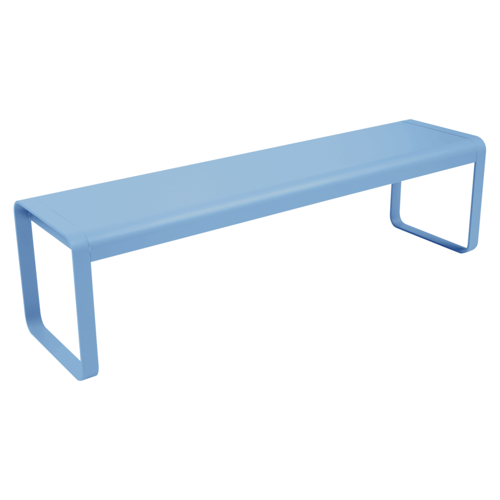 Banc en métal bleu Bleu Maya simple et moderne avec des côtés rectangulaires ouverts et une assise plate, le banc Bellevie apporte un style contemporain à n'importe quel espace.