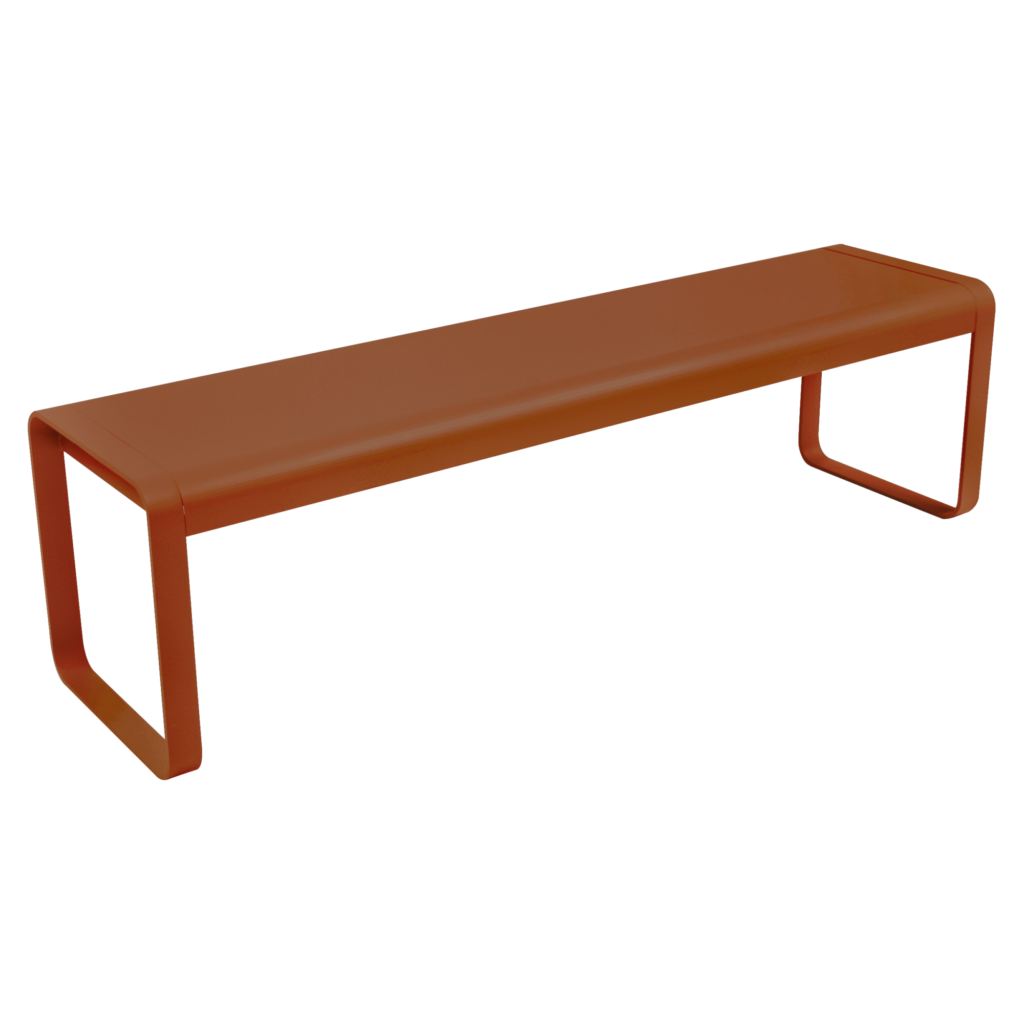 Un banc Bellevie minimaliste et rectangulaire en métal couleur rouille avec des pieds carrés ouverts à chaque extrémité, également disponible dans un saisissant Bleu Maya.