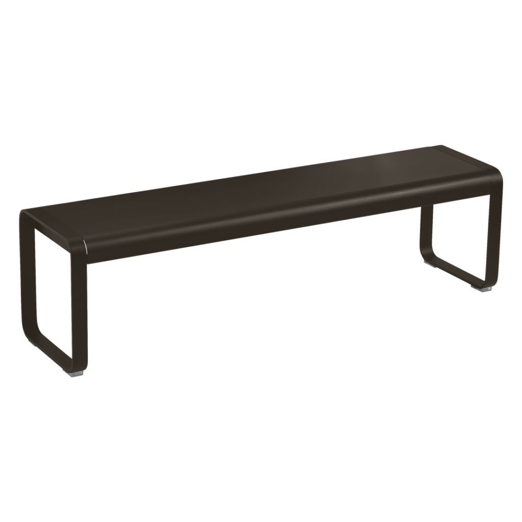 Un banc Bellevie noir au design simple et rectangulaire se détache sur un fond violet clair.