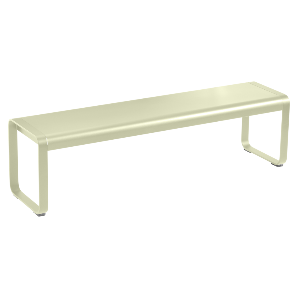 Un banc en métal jaune pâle Banc Bellevie avec une assise plate et des pieds rectangulaires à cadre ouvert à chaque extrémité, posé sur un fond blanc, évoque une touche de fraîcheur Vert tilleul.