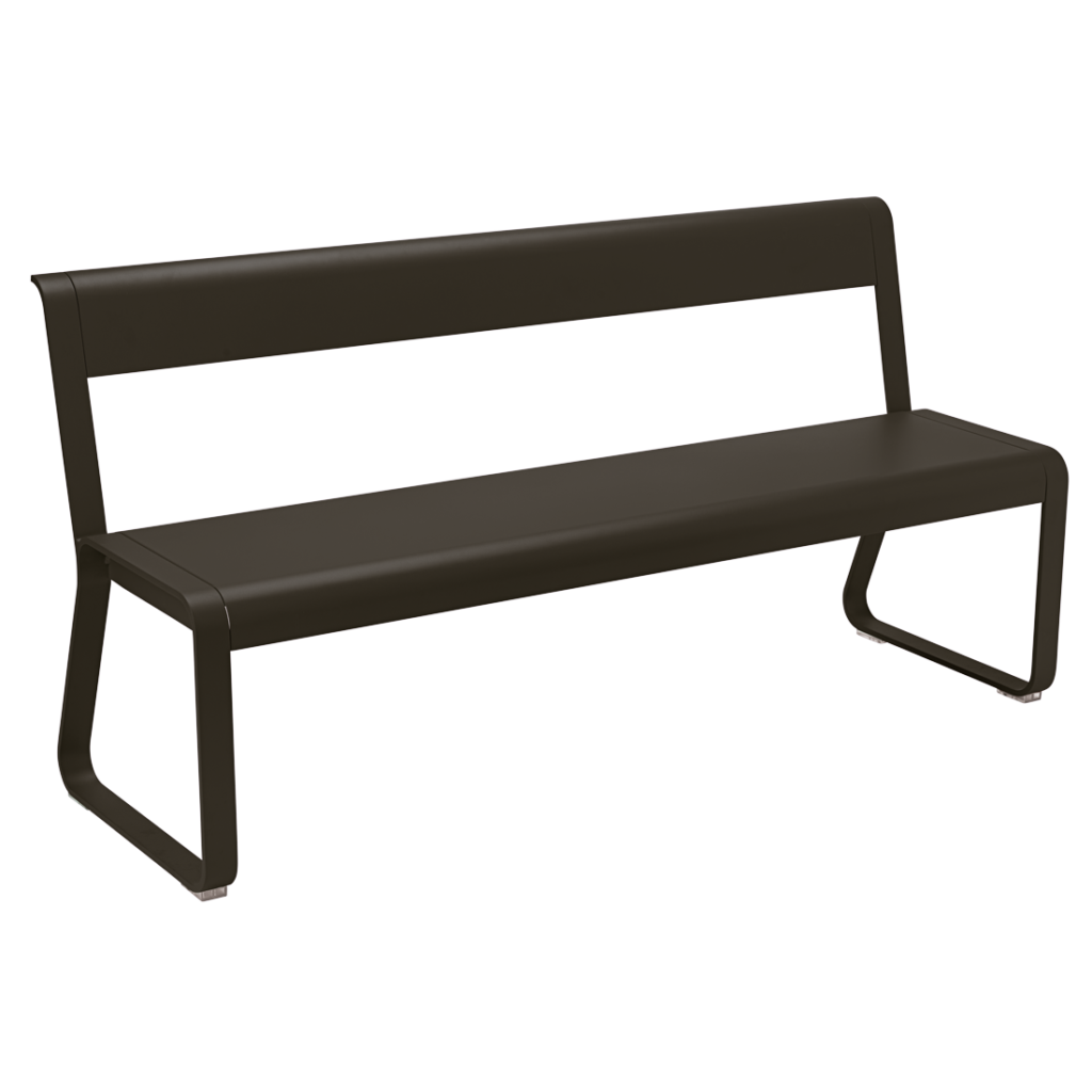 Un banc à dossier moderne en métal noir Bellevie sans accoudoirs, sur fond violet clair.