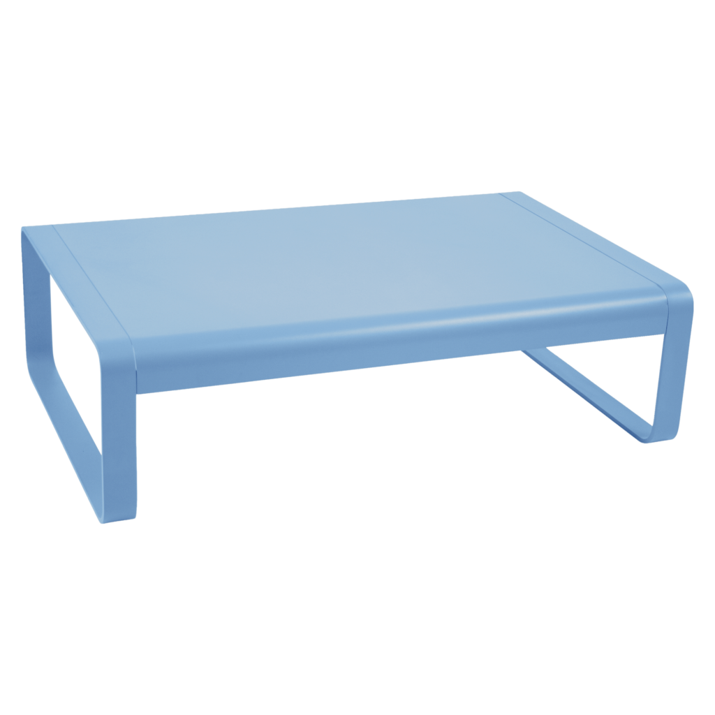 Un support d'écran rectangulaire en métal bleu clair avec une surface plane et des côtés ouverts, inspiré de la table basse Bellevie en Bleu Maya.
