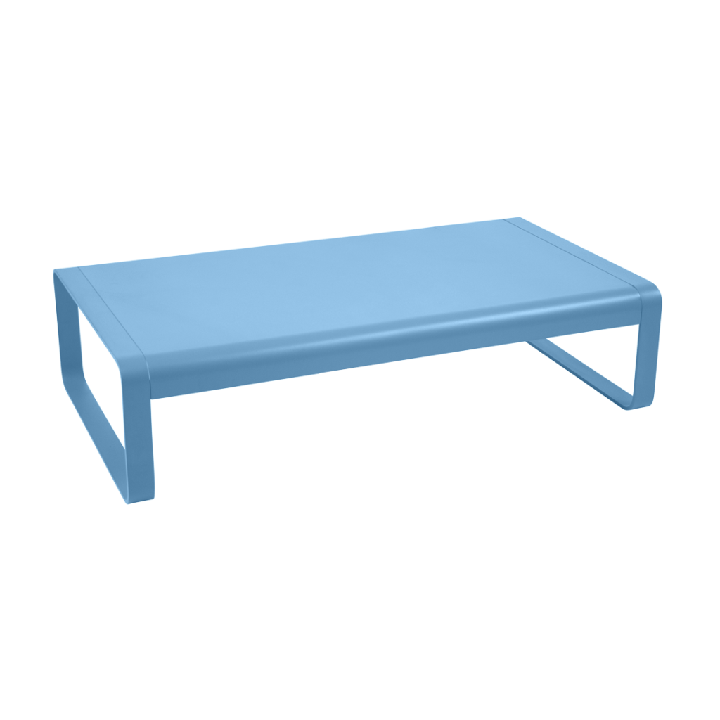 Un support de moniteur rectangulaire en métal bleu inspiré de Bellevie avec des pieds incurvés et un dessus plat en Bleu Maya, présenté sur un fond blanc, parfait comme mini table basse pour votre espace de travail.