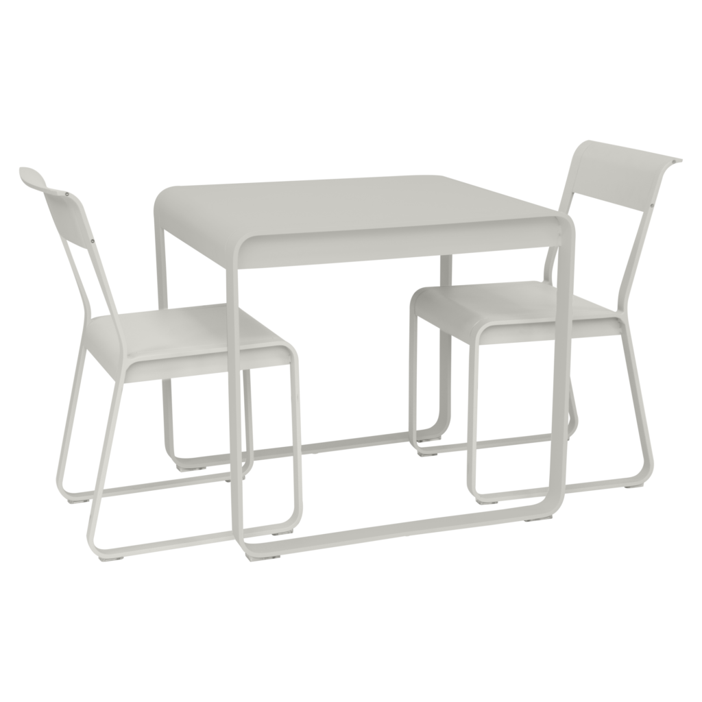 Une table Bellevie minimaliste en métal blanc (74 x 80 cm) avec deux chaises assorties, toutes présentant des lignes droites et un design simple, sur un fond uni en Bleu Maya.