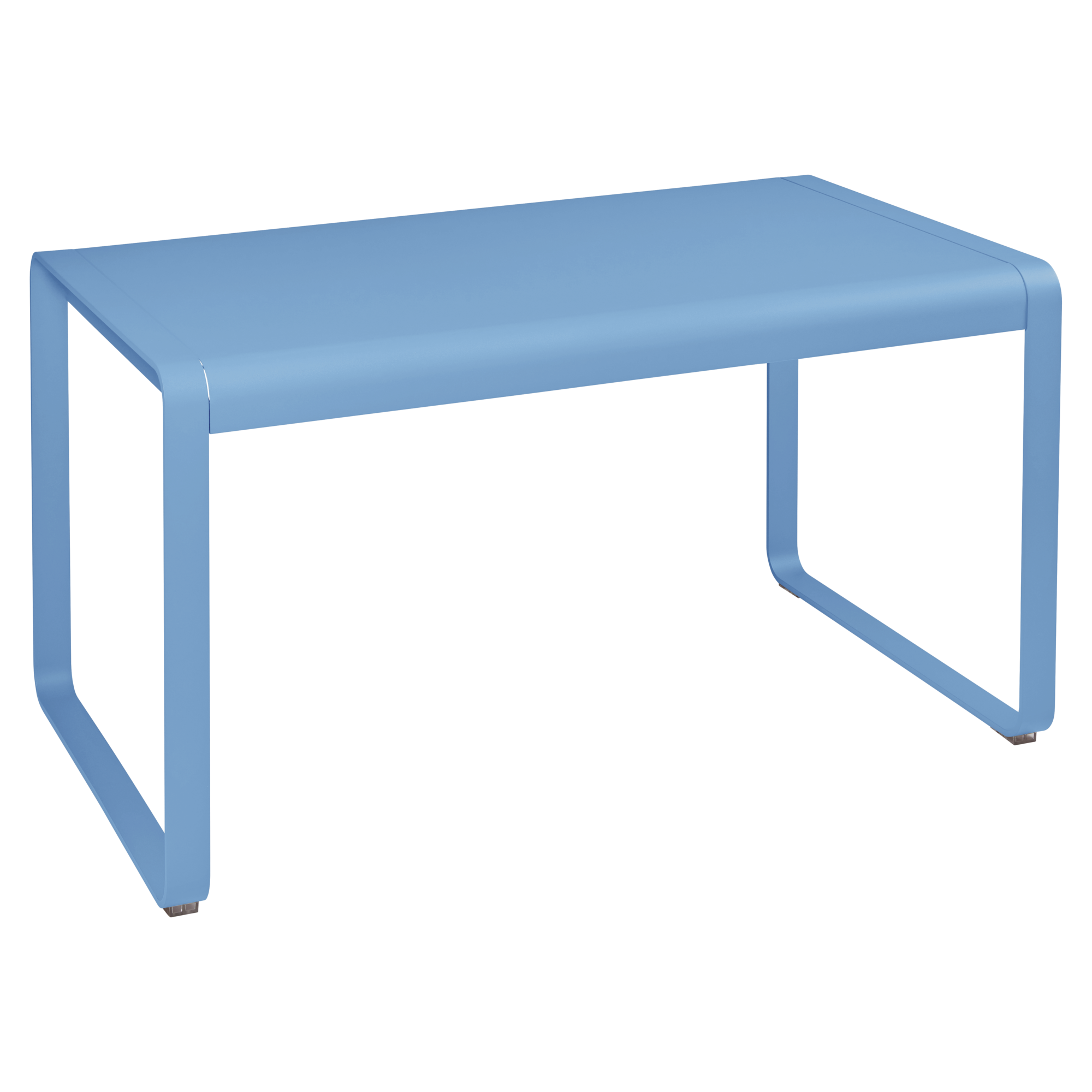 Table rectangulaire Bellevie en Bleu Maya, 140 x 80 cm, au design minimaliste et moderne avec des côtés ouverts.