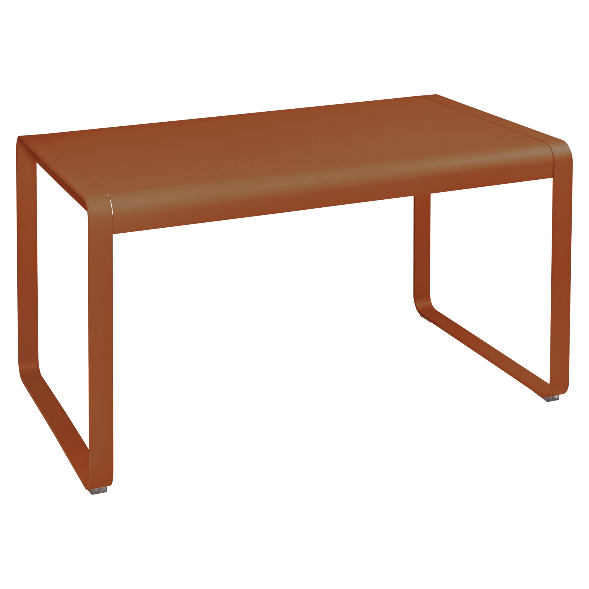 Table rectangulaire Bellevie avec plateau solide et plat et pieds métalliques incurvés, finition brun rougeâtre. Dimensions : 140 x 80 cm. Également disponible en Bleu Maya, un coloris vibrant, pour une touche d'audace.