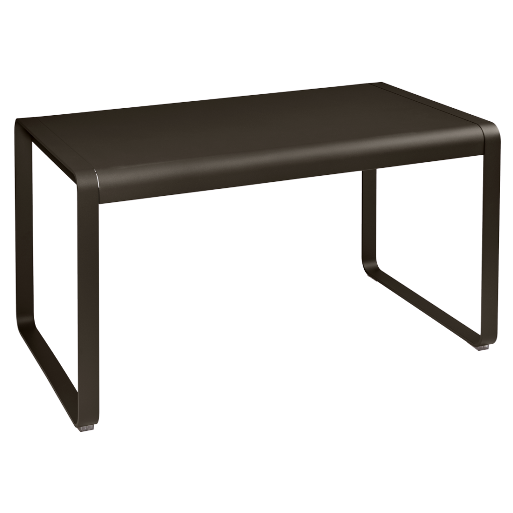La Table Bellevie, mesurant 140 x 80 cm, est une table rectangulaire en métal noir aux pieds courbés, présentée sur un fond violet clair.