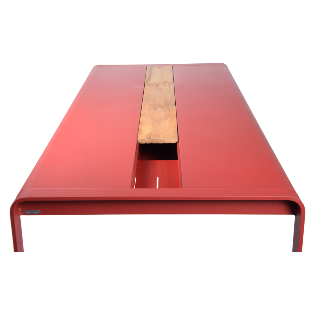Une table Bellevie rouge moderne, mesurant 196 x 90 cm, avec des bords arrondis et un panneau central en bois qui s'étend dans le sens de la longueur au milieu pour un rangement pratique.