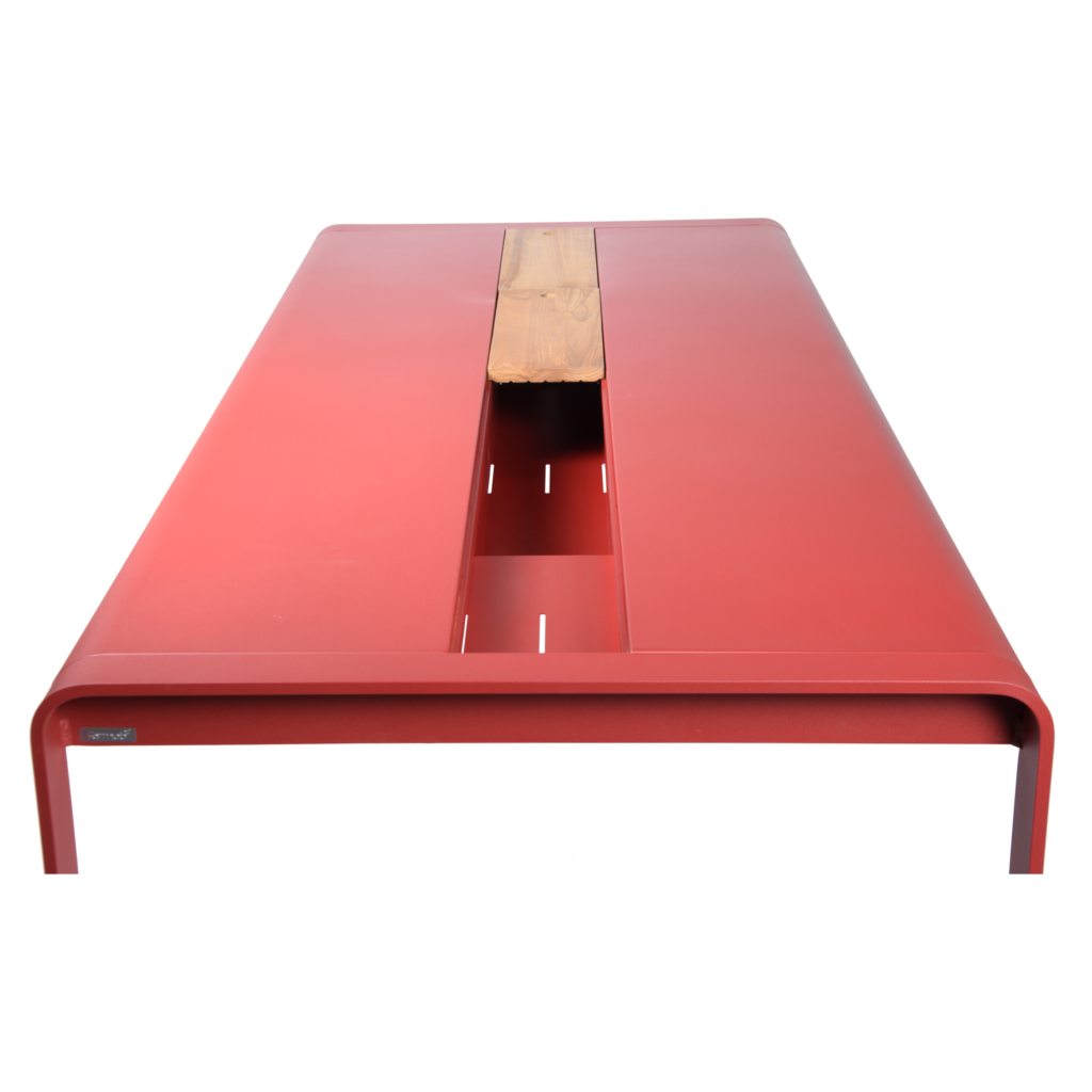 Table Bellevie moderne rouge, 196 x 90 cm, dotée d'une bande de bois traversant une fente centrale pour le rangement, vue depuis l'extrémité courte.