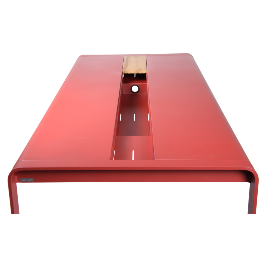 Table Bellevie moderne rouge, de forme rectangulaire, dotée d'un compartiment central encastré pour le rangement avec un couvercle en bois et un port de câble.