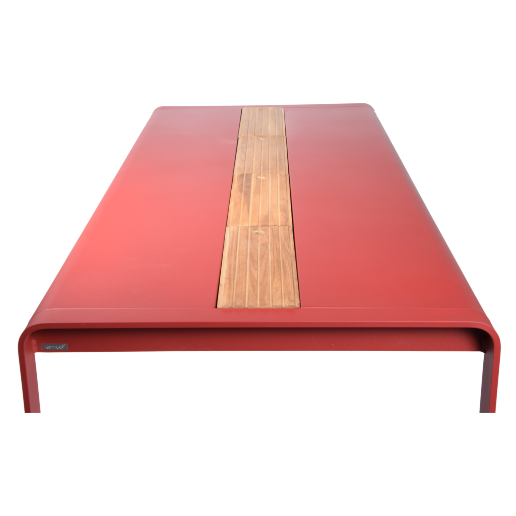 Table rectangulaire rouge Bellevie, 196 x 90 cm, dotée d'une bande centrale en bois qui s'étend sur toute la longueur pour plus de rangement et de style.