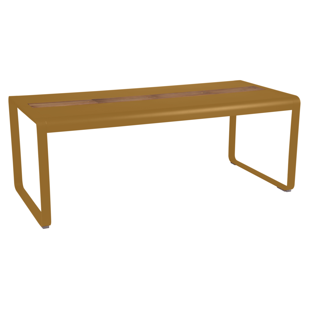 Un banc rectangulaire en métal marron au design simple et moderne, aux côtés ouverts et au rangement pratique, complète parfaitement la table Bellevie de 196 x 90 cm.