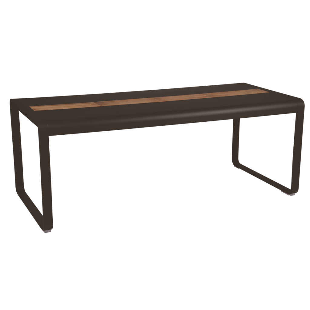 Banc rectangulaire avec une structure en métal foncé et une latte en bois traversant le centre, inspiré de la Table Bellevie, sur un fond violet clair uni.