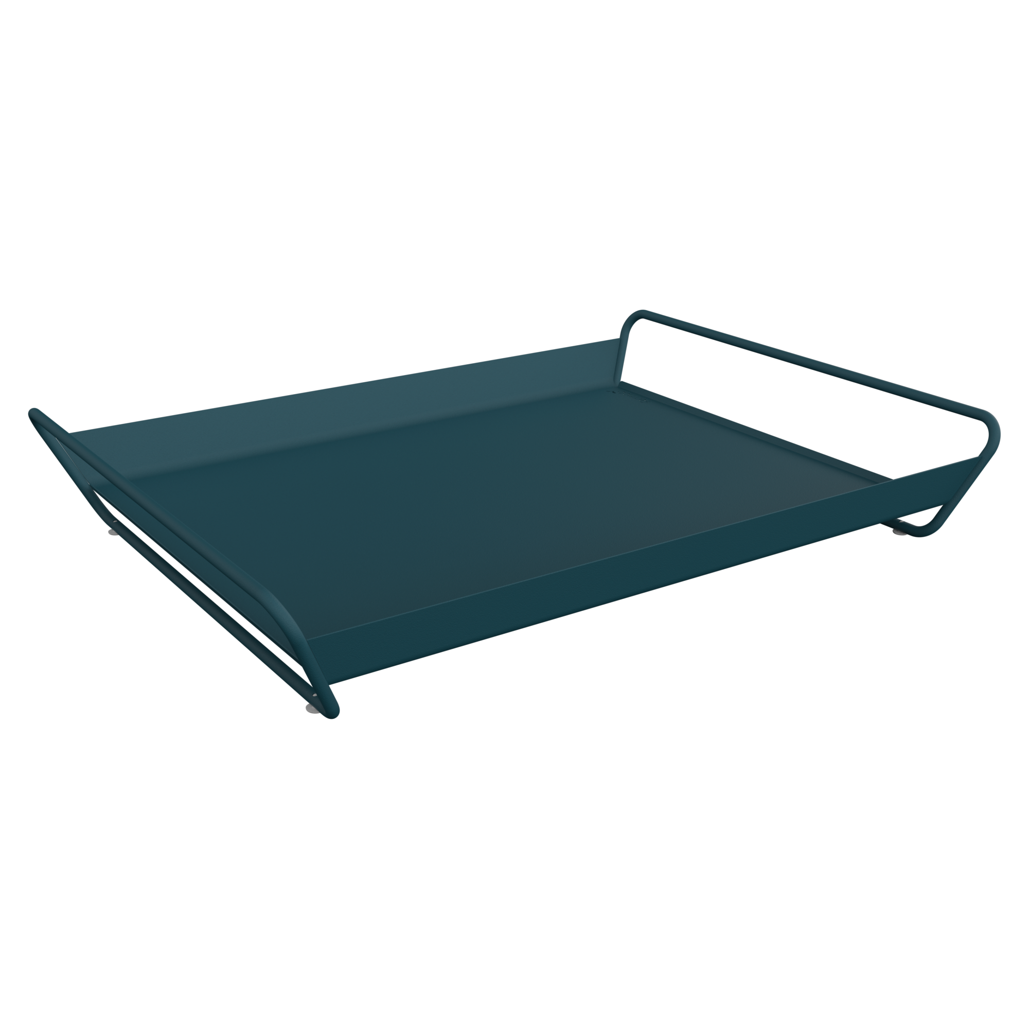 Plateau rectangulaire en métal Plateau Alto bleu sarcelle foncé en bleu acapulco, mesurant 53 x 38 cm, avec des poignées surélevées sur les deux côtés les plus courts, sur fond noir.