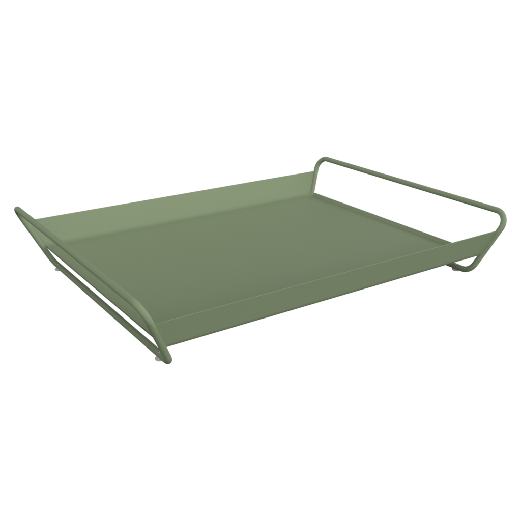 Plateau rectangulaire Plateau Alto en métal vert olive, 53 x 38 cm, avec poignées surélevées sur les deux petits côtés, sur fond noir.