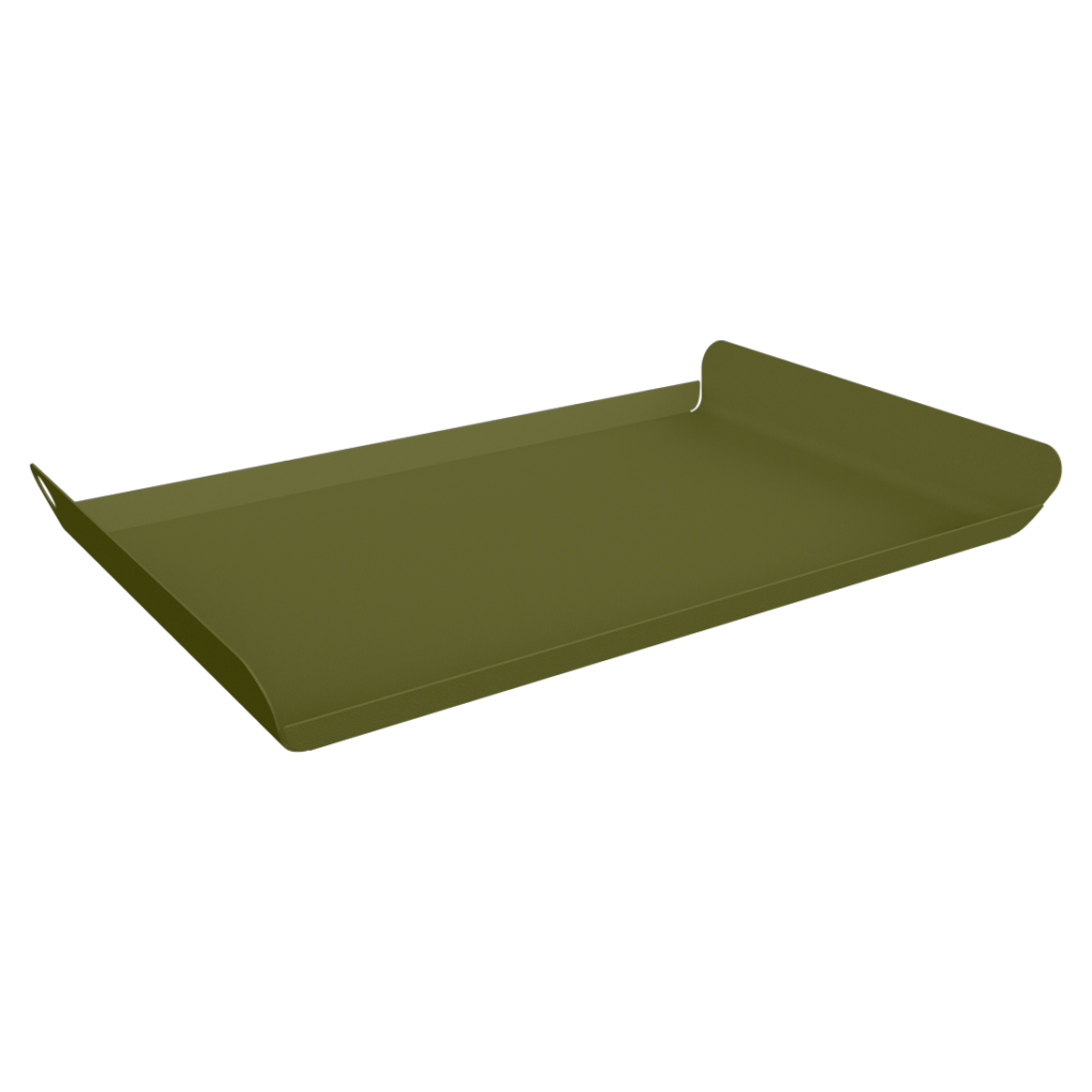 Un plateau rectangulaire vert olive Plateau Alto avec des bords surélevés sur les côtés les plus courts, vu sous un léger angle sur un fond uni, parfait pour servir des friandises comme du pain d'épices.
