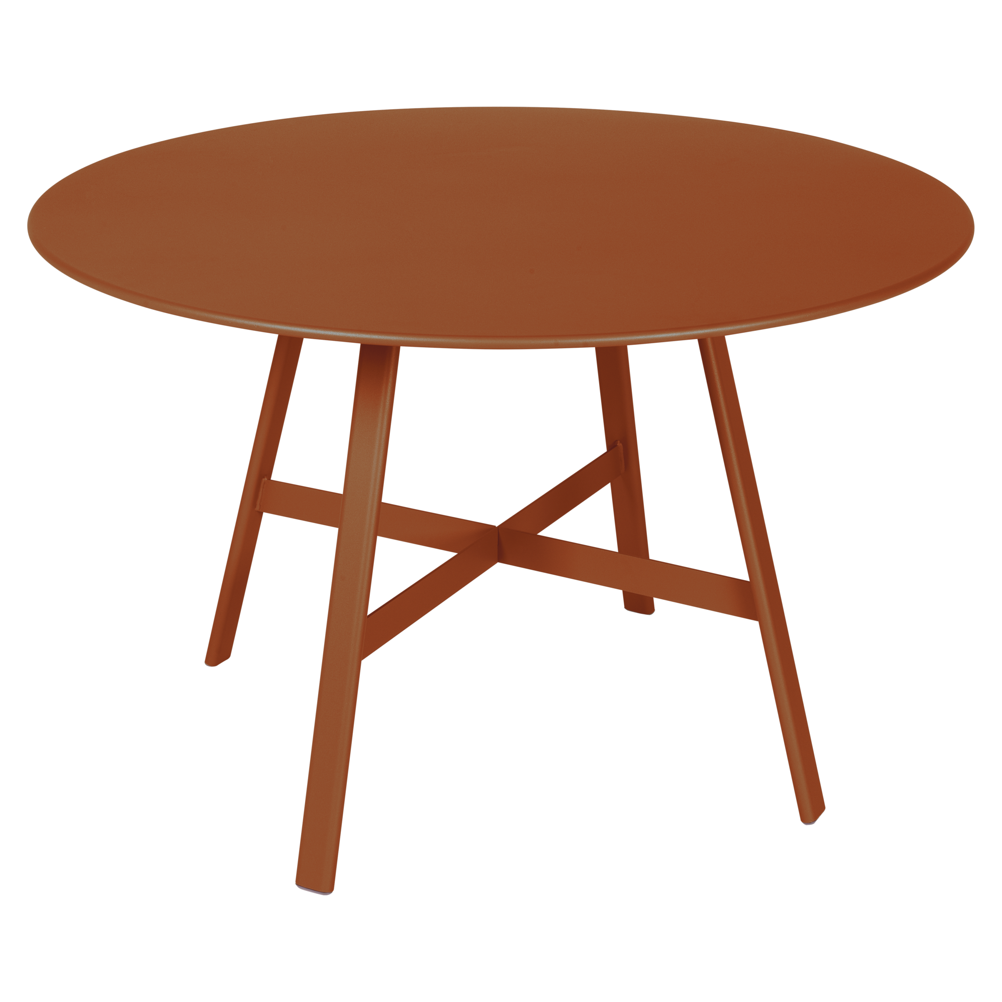 Table ronde So'O en bois finition brun rougeâtre, diam 117cm, et quatre pieds inclinés reliés par des supports horizontaux, isolée sur fond blanc.