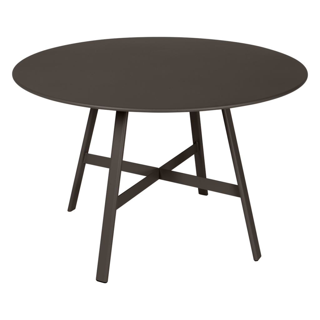Table à manger ronde de 117 cm, la Table So'O présente une finition sombre avec quatre pieds inclinés et des supports de barre transversale, sur un fond clair uni.