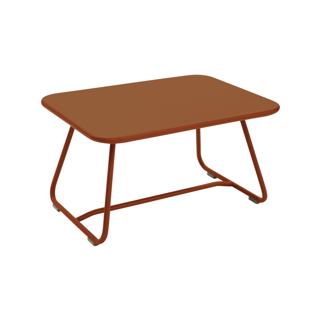 Table basse rectangulaire marron inspirée des années 60 avec des coins arrondis, des pieds en métal inclinés et un accent chic Bleu Maya.