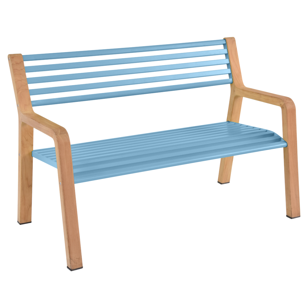 Banc Somerset deux places avec accoudoirs et pieds en bois clair, doté d'une assise et d'un dossier en métal à lattes Bleu Maya, photographié sur fond blanc.