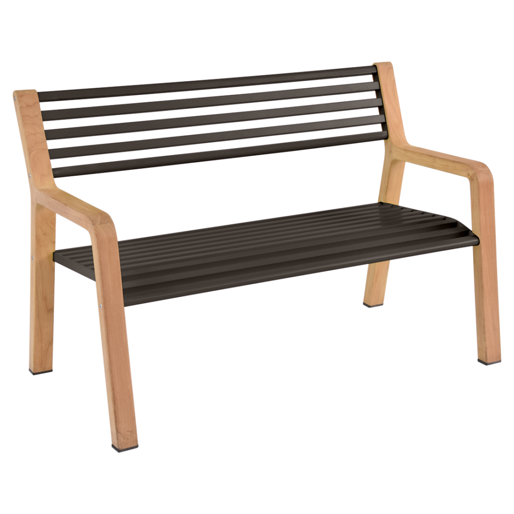 Un Banc Somerset avec une assise et un dossier à lattes en métal noir, ainsi qu'une structure et des accoudoirs en bois clair, sur un fond Bleu Maya violet clair.