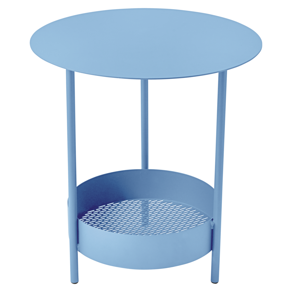 Table d'appoint ronde Guéridon Salsa en Bleu Maya avec trois pieds et une étagère inférieure circulaire en métal perforé.